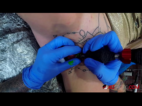 ❤️ Sully Savage, o bunăciune extrem de tatuată, și-a făcut un tatuaj pe clitorisul ei ❤  at porn ro.pornmega-com.ru ❌️❤